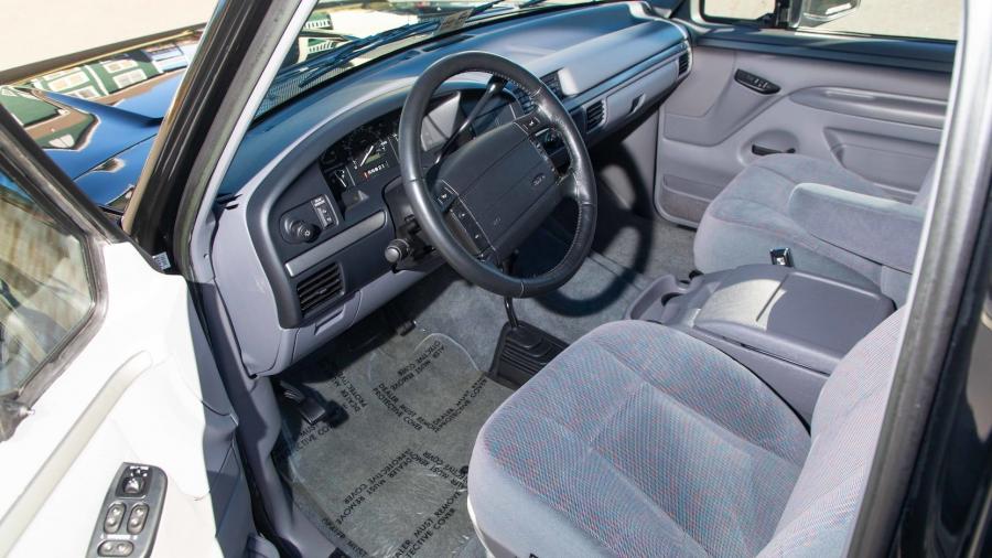 Интерьер Ford Bronco XLT (U15) 1995 года  (фото 11 из 20)